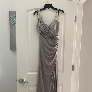 Evening dress. Shimmering fabric. Beige/gold. Worn once.